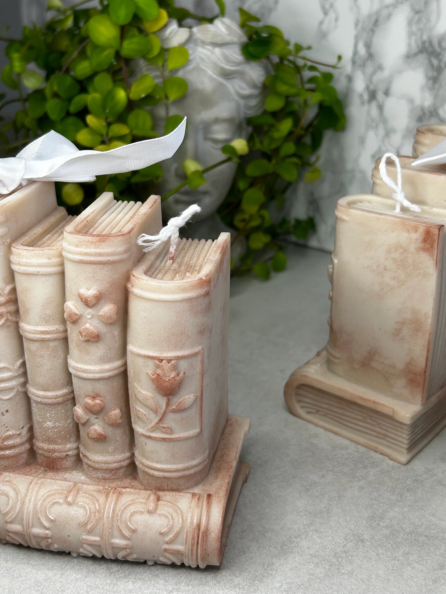 Antikes Bücherregal